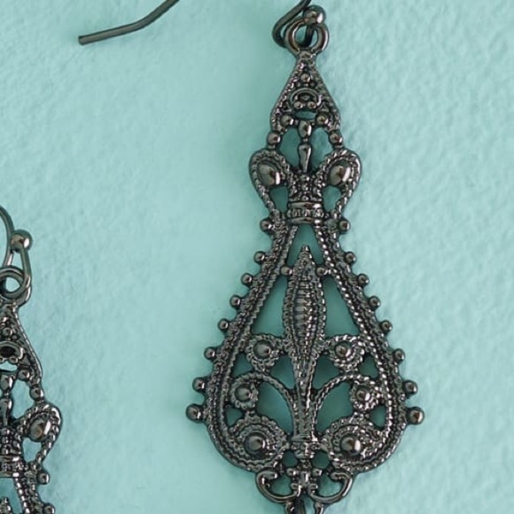 Victorian Fleur Drop Earrings, NWT - Picture 3 of 3